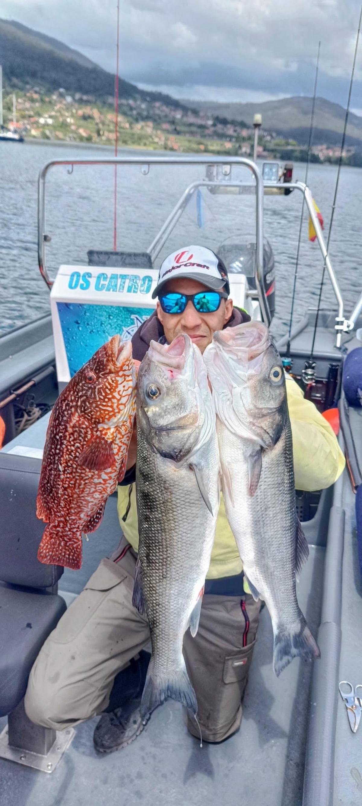 Abilen Baatti, de Os Catro Ventos Chárter, en una jornada de pesca en la ría de Vigo.