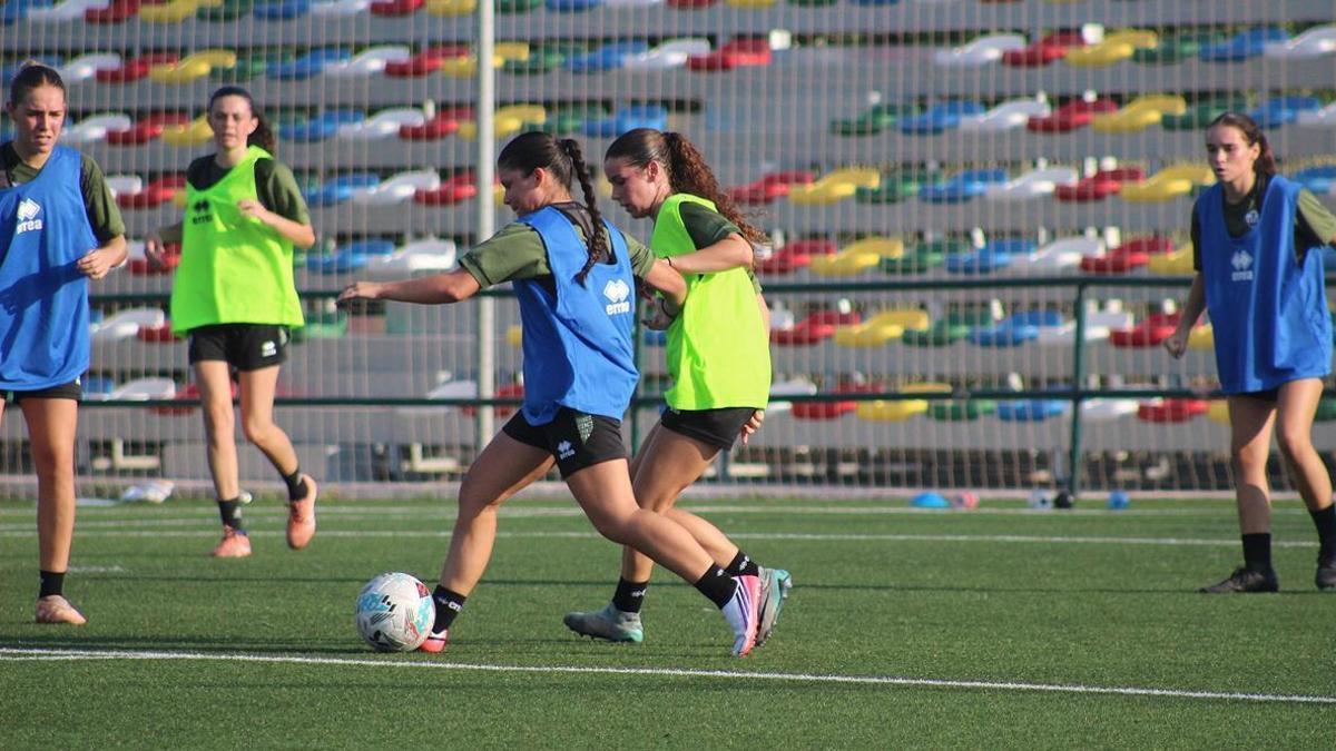 Las jugadoras del Femenino A, sobre el césped del Gaetà Huguet