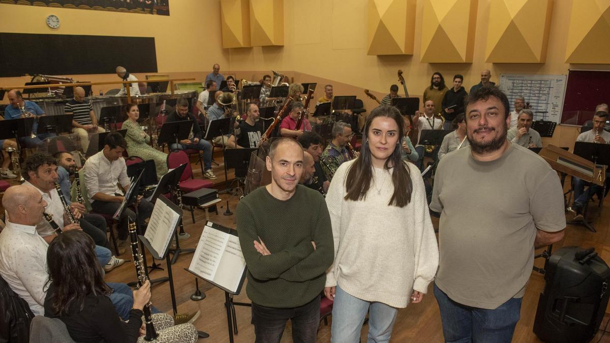 Pedro Lamas, Andrea Montero e Nilo García, cos músicos da Banda Municipal, nun ensaio, no Coliseum.