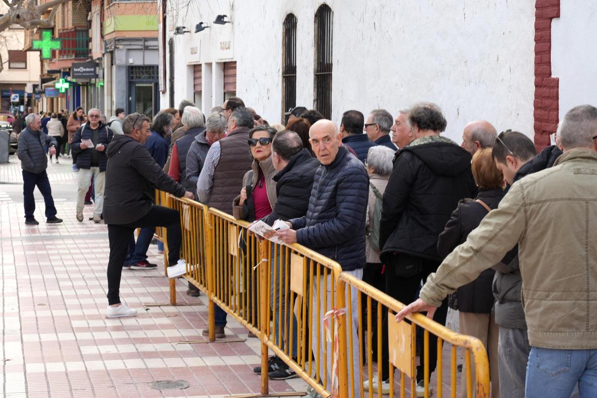 Colas desde primera hora en la plaza de toros de Castelló para comprar las entradas de la Magdalena 2026