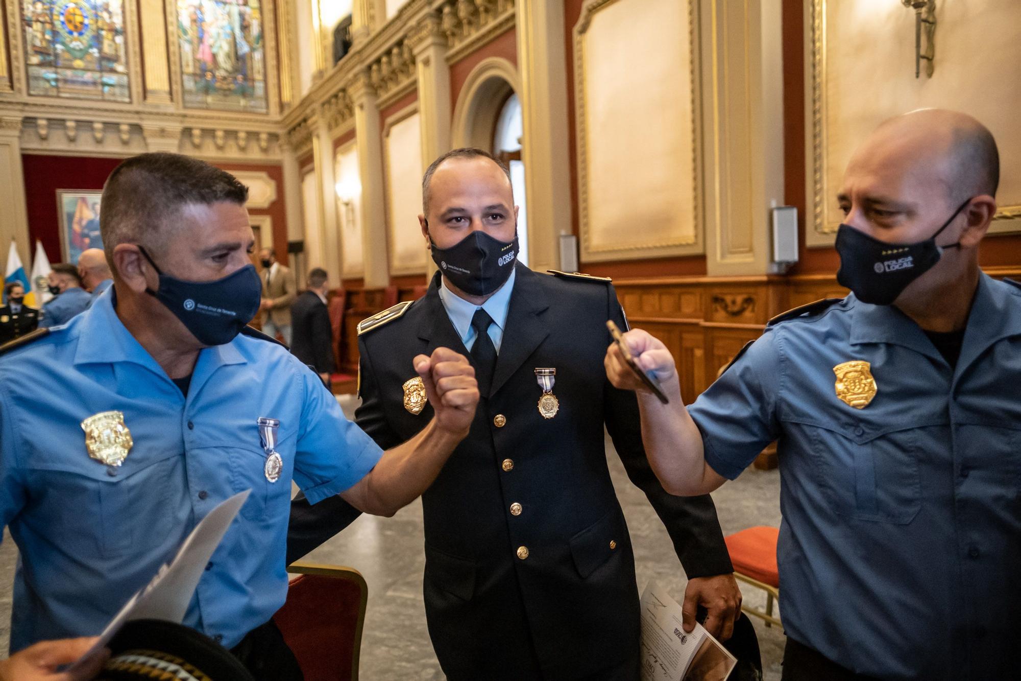 Entrega medallas a la Policía Local Santa Cruz