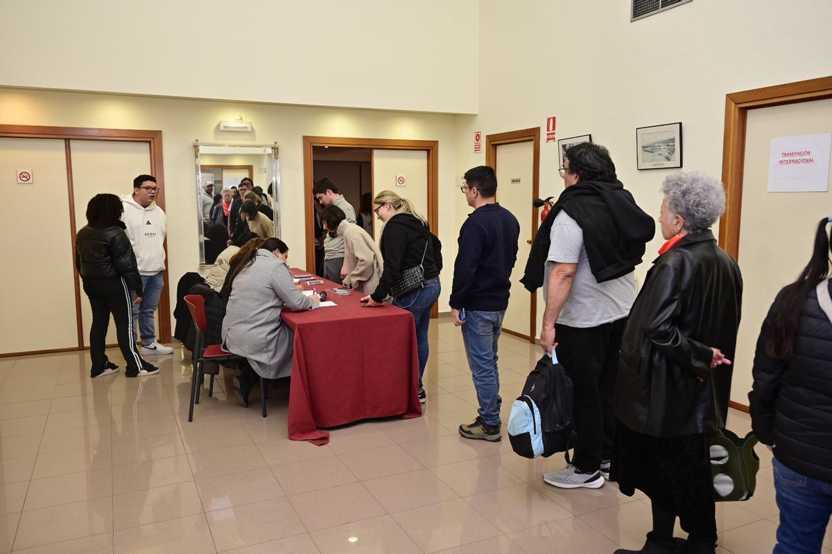 Charla sobre la regularización extraordinaria en Castellón