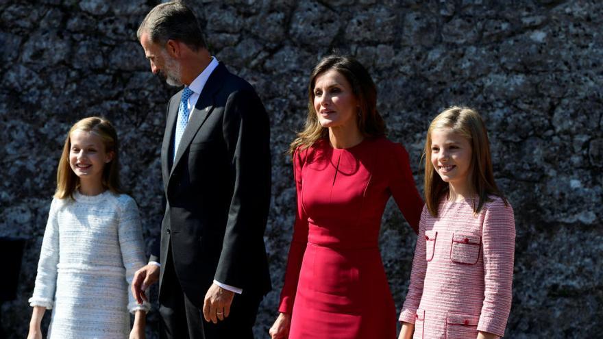 Letizia, de rojo y combinada con sus hijas