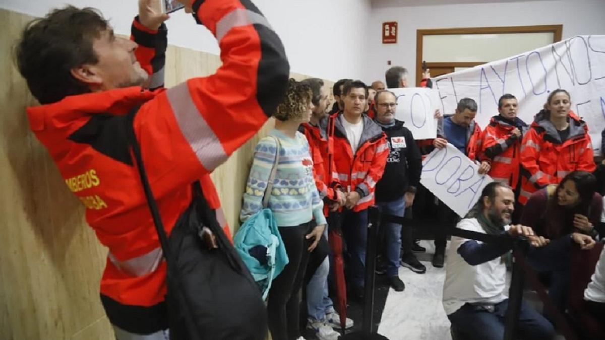 Protesta de los bomberos del SEIS en el Pleno del Ayuntamiento de Córdoba.