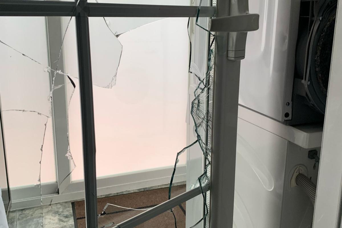 El cristal que el ladrón rompió para acceder a la vivienda de Ana y Ramón.