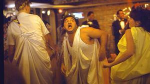 Una imagen de la fiesta toga de ’Desmadre a la americana’, con John Belushi dándolo todo.
