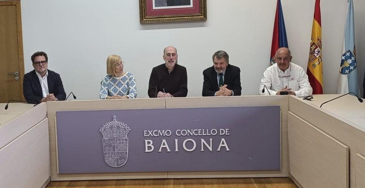 Presentación do mural de Lula Goce no espigón. | // D.P.