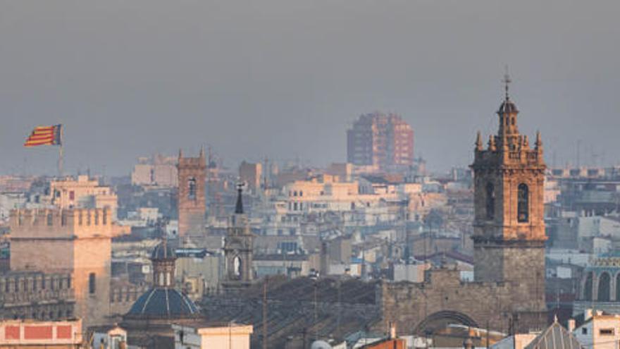 Una vez más la paja del arroz fue la protagonista en buena parte de la ciudad de València. Foto: Germán Caballero.