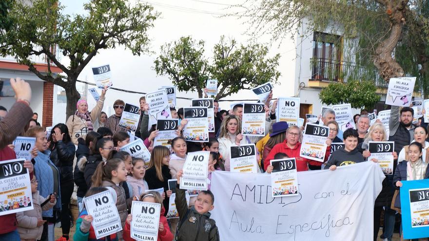 La protesta en Mollina por la supresión del Aula de Educación Especial, en fotos