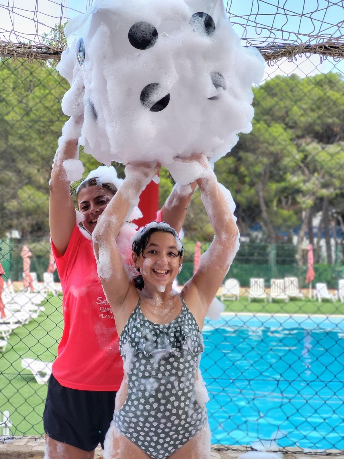 Fiesta de la espuma en el Camping Santamarta de Cullera.