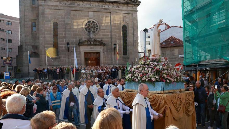 Los fieles honran a la Virgen de Fátima con su procesión por la parroquia viguesa