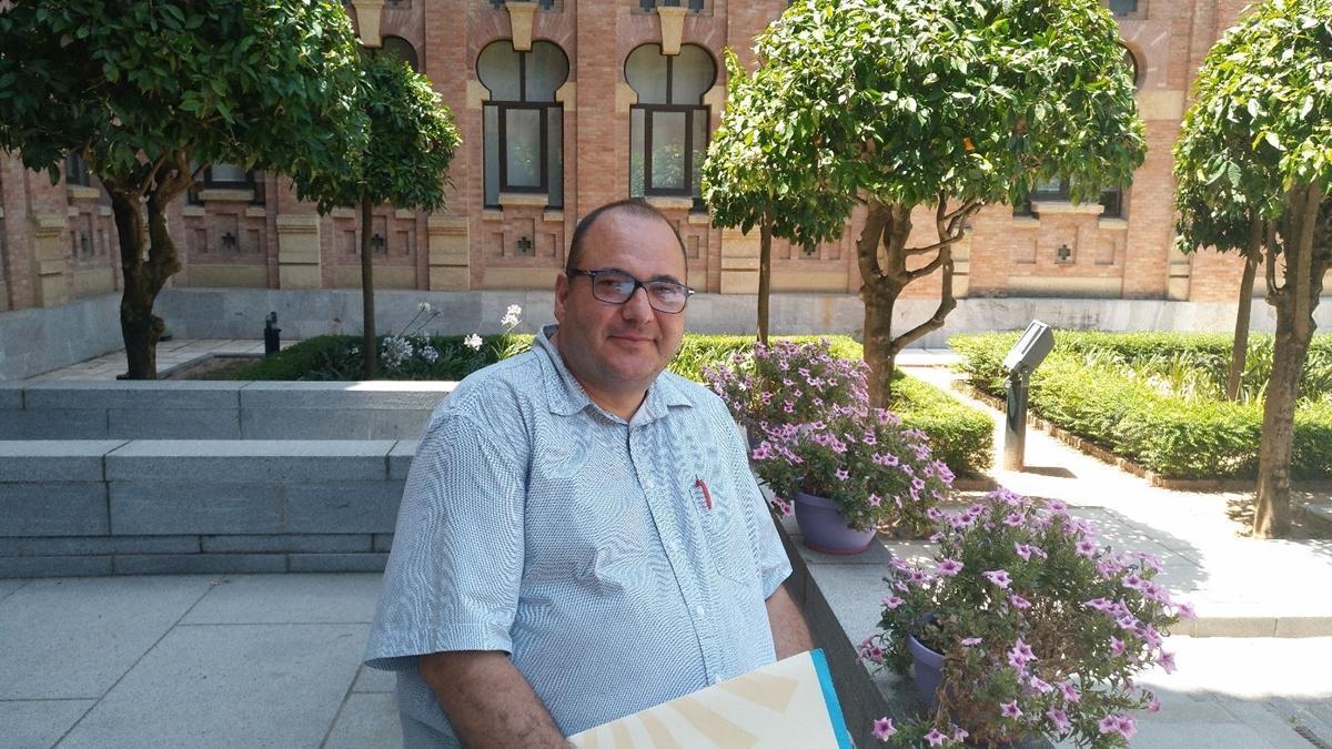 El secretario de UGT en los jardínes del Rectorado.