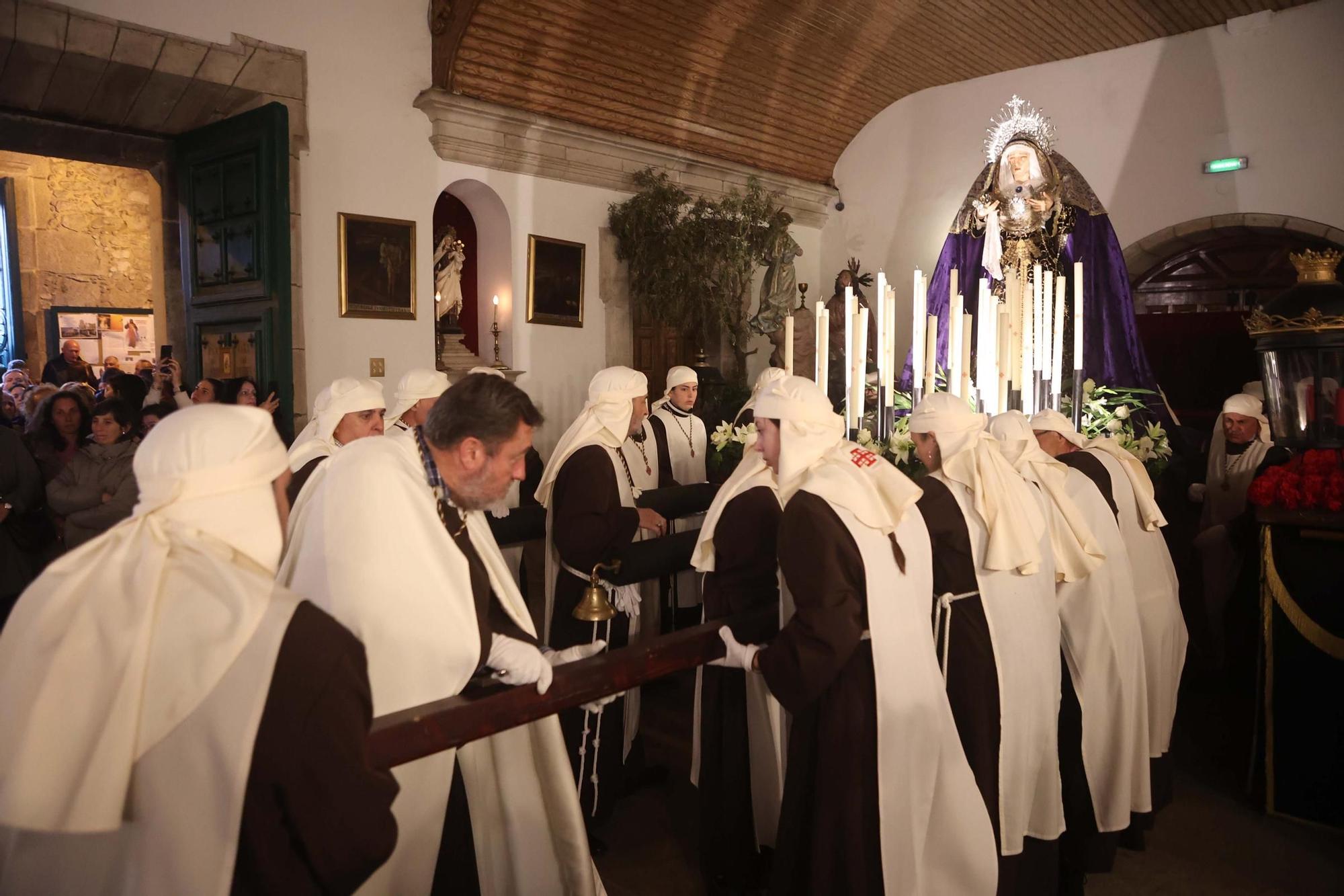 Semana Santa en A Coruña: procesión bajo techo en la iglesia de la Orden Tercera