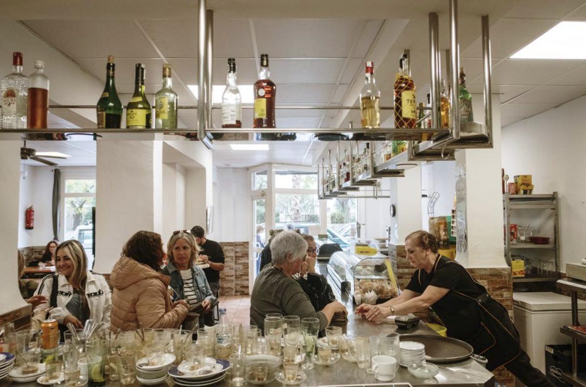Clientes durante el desayuno