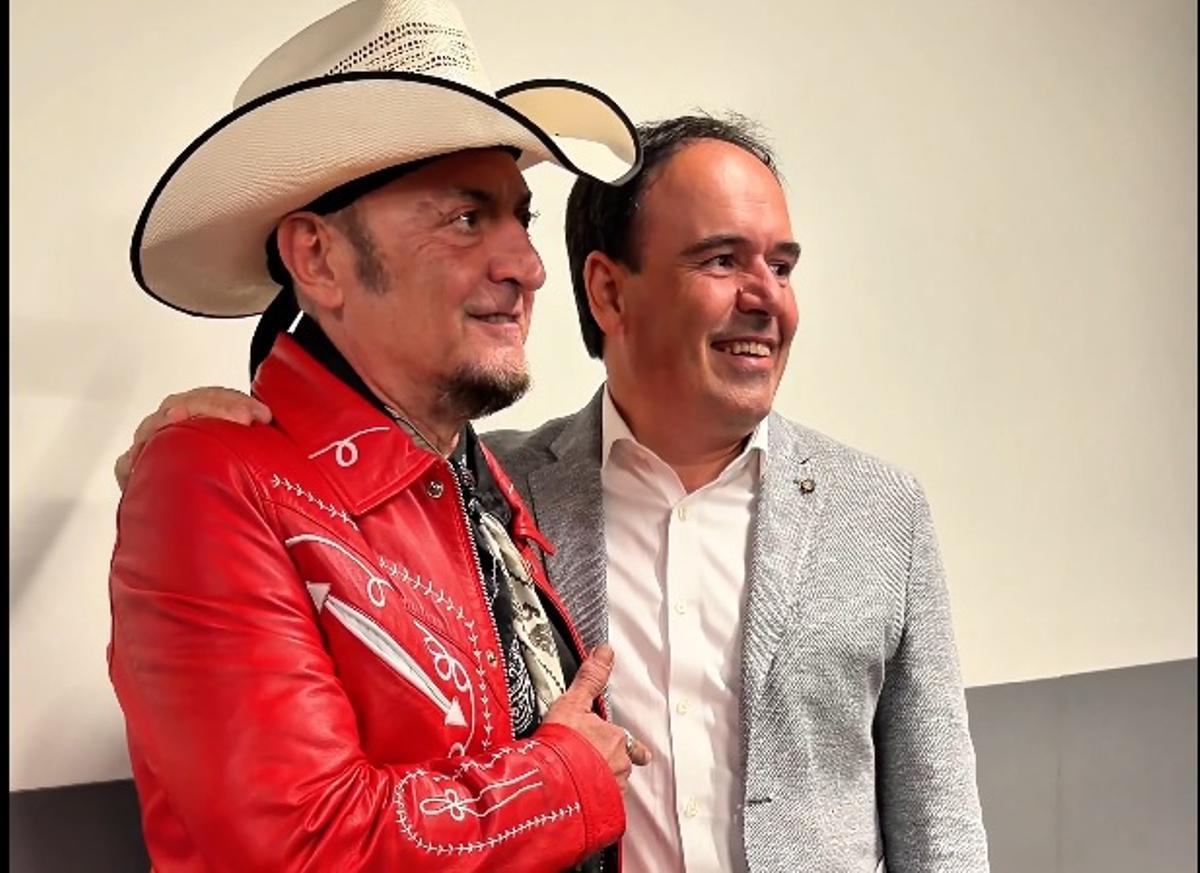 Llorca posa con el cantante de Los Rebeldes Carlos Segarra