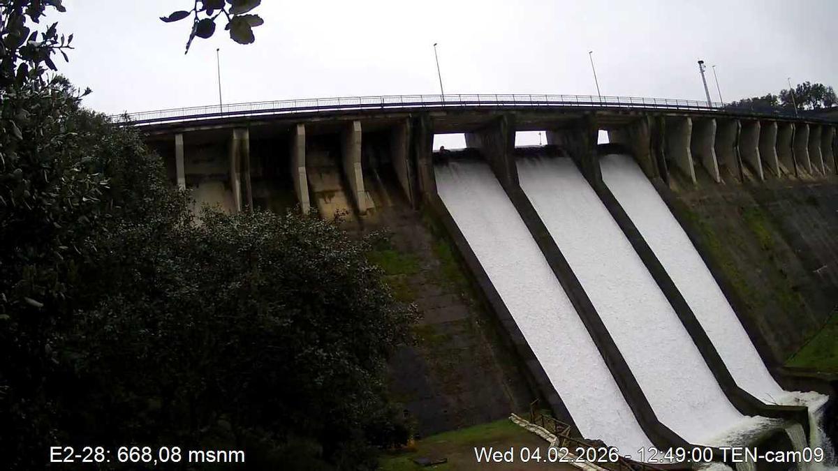 Presa de Tentudía, desembalsando esta mañana.