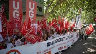 El personal sanitario protesta en Conselleria por recortes de 45 millones de euros y la movilidad forzosa de las macroáreas