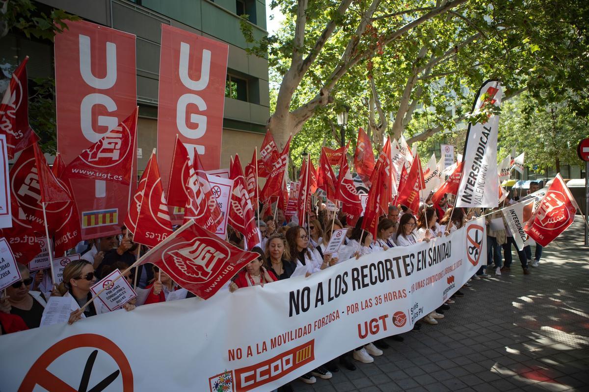 Los sindicatos se reúnen frente a la conselleria de Sanidad para protestar por los recortes