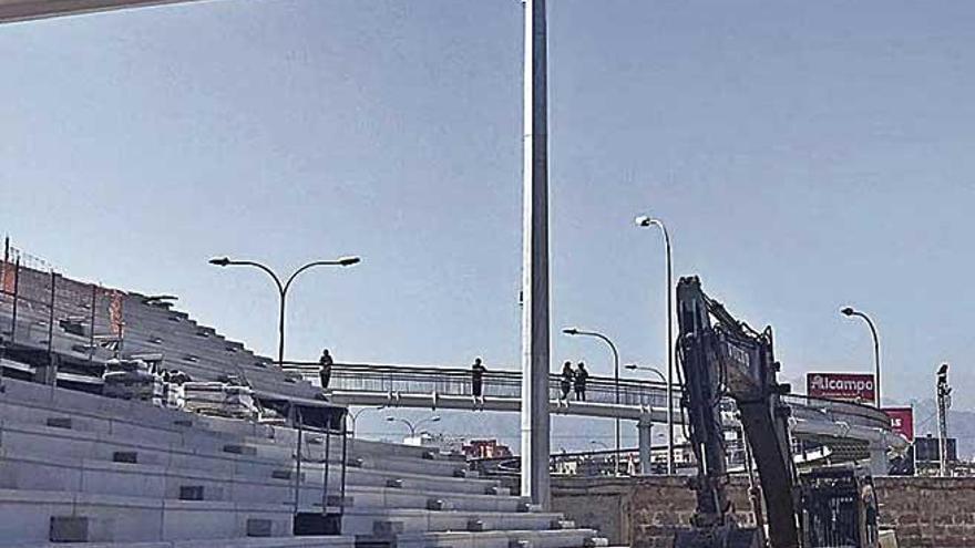 Una de las torres de iluminaciÃ³n levantadas en el Estadio Balear.