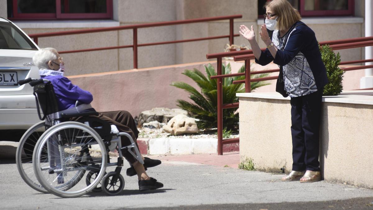 Reencuentros en el patio de una residencia de la capital murciana a principios del mes de junio, cuando se fue relajando el confinamiento.