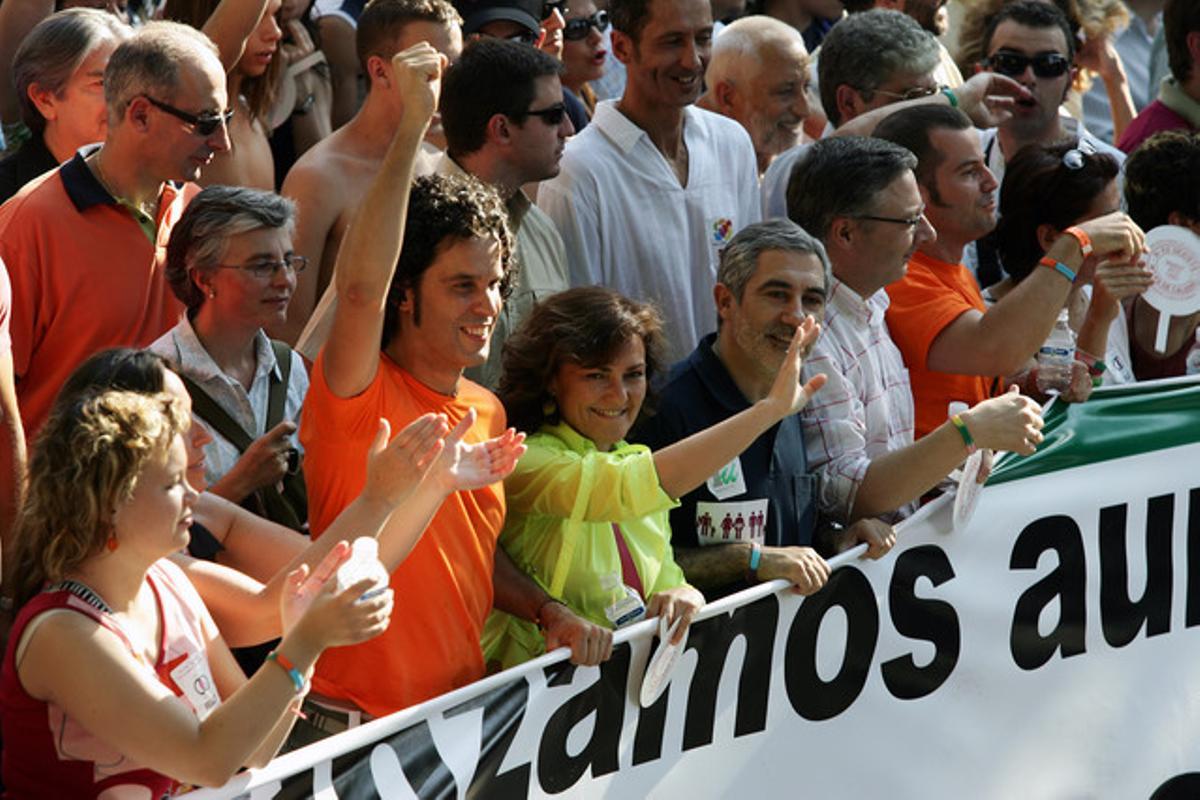 Trinidad Jiménez, Carmen Calvo, Gaspar Llamazares y José Blanco, junto a Zerolo, en una manifestación del orgullo gay, en julio del 2005.