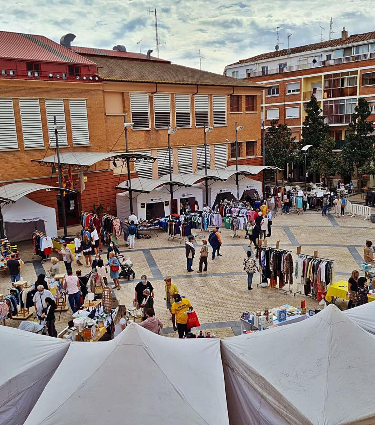 La plaza de la Villa volvió a acoger el Mercado del Stock. | SERVICIO ESPECIAL