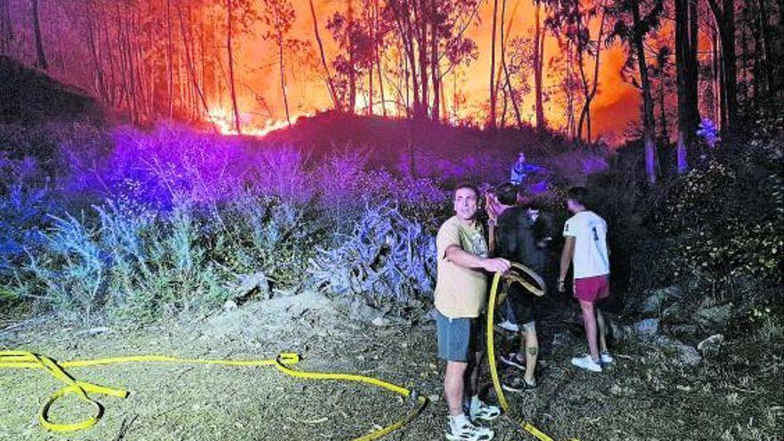 Vecinos de Castroagudín lucharon contra el fuego toda la noche.