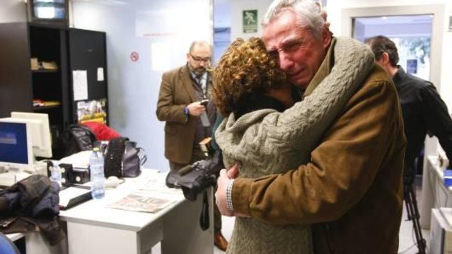 Dos trabajadores lloran, ayer, en la despedida de la delegación de RTVV en Castelló.