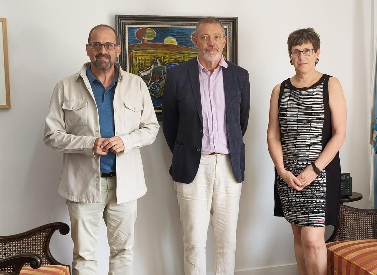 Henrique Monteagudo, esquerda, Manuel Muíño e Ana Boullón na xuntanza na RAG