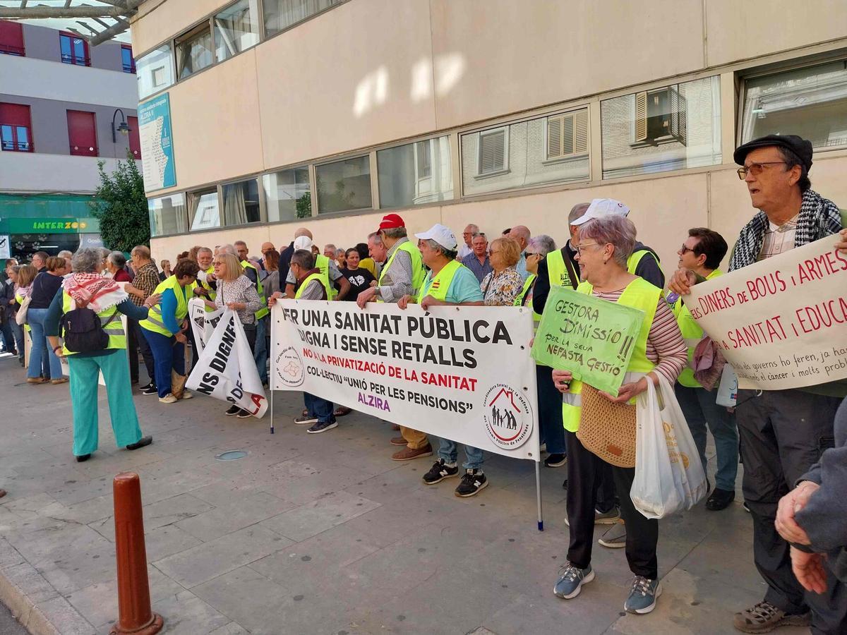 Participantes en la concentración convocada por la plataforma.
