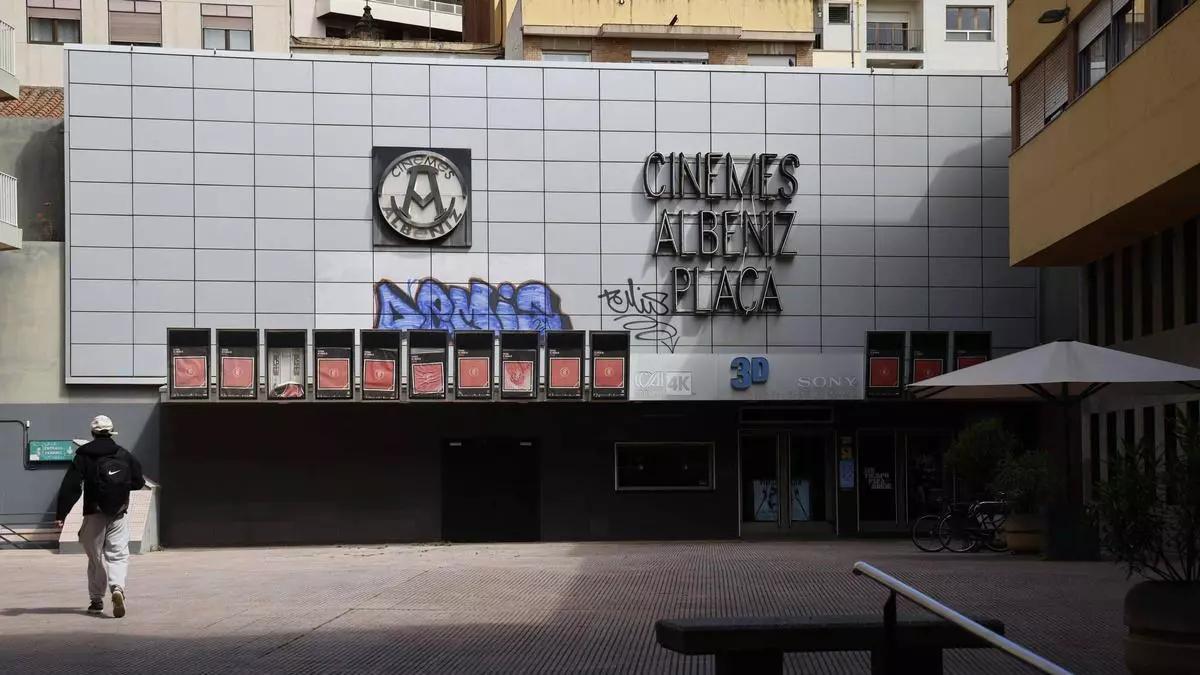 Aspecto de la fachada de los cines Albéniz Plaça.