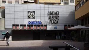 Aspecto de la fachada de los cines Albéniz Plaça.