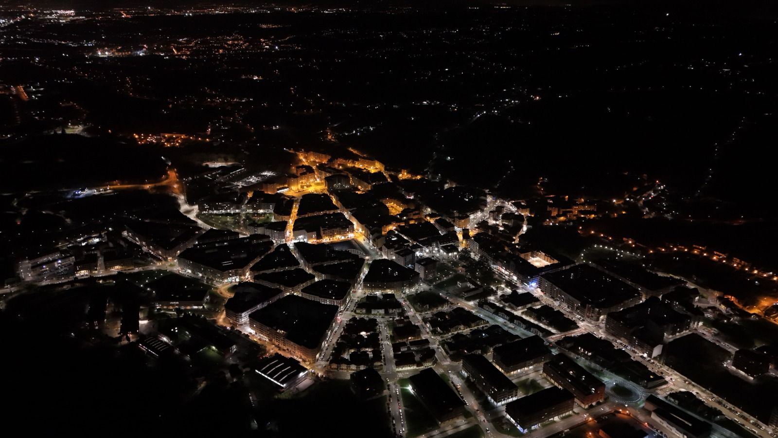 En imágenes, Pola de Siero, a vista nocturna de dron