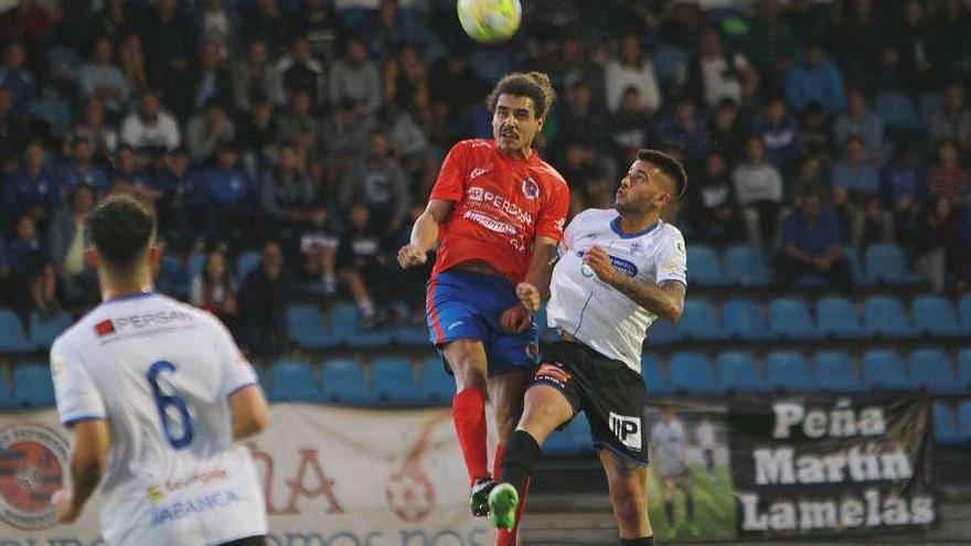 Vti despeja un balón con la cabeza, el sábado durante el derbi ourensano. // Iñaki Osorio