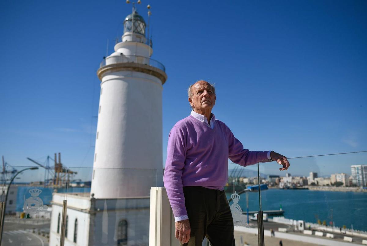 Eduardo Cestino, presidente del Real Club Mediterráneo y una imagen de la visita del Rey Alfonso XII en 1877. | ÁLEX ZEA / CLUB MEDITERRÁNEO