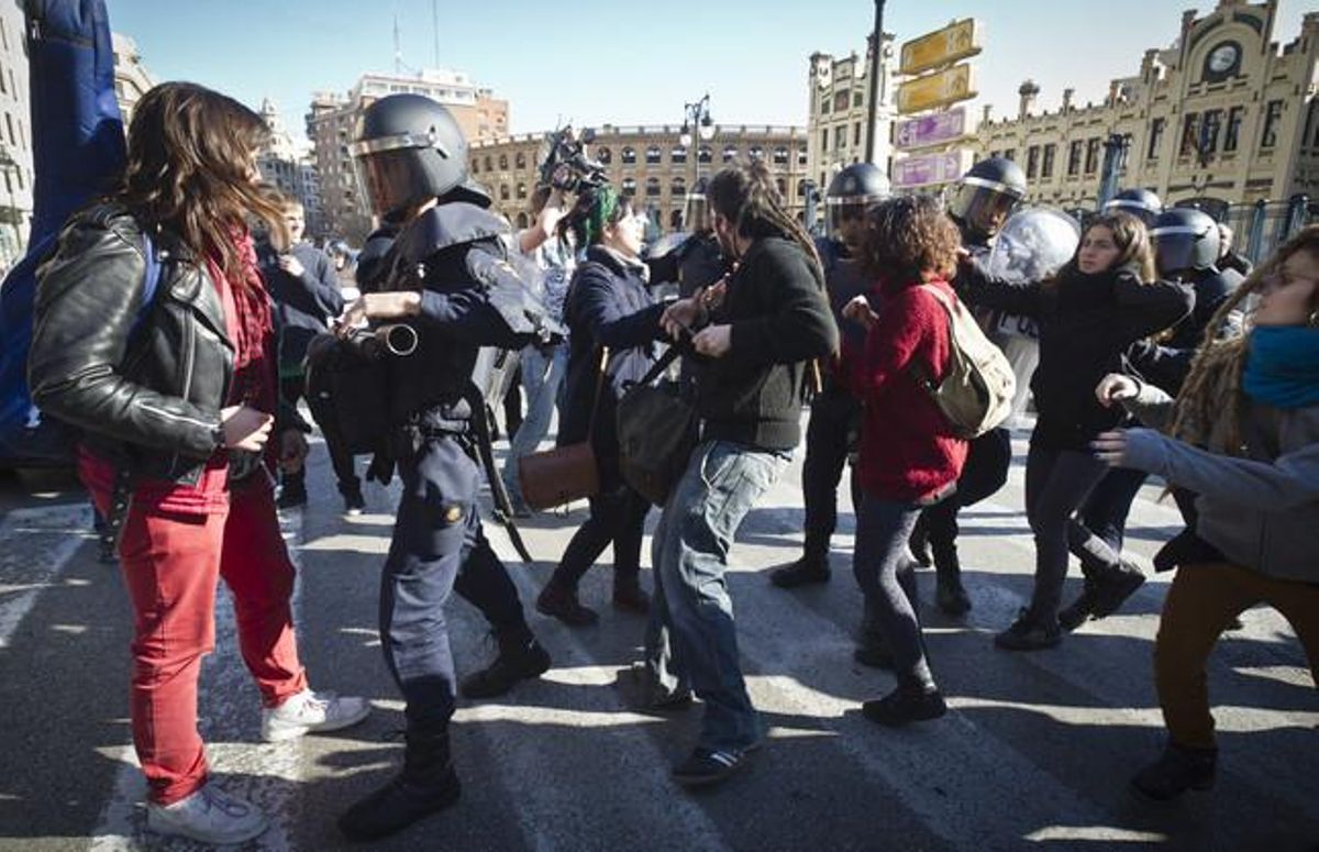 Enfrontaments entre estudiants i la policia al centre de la ciutat valenciana.