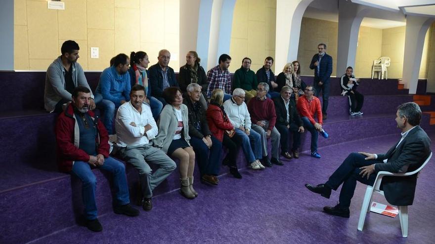 Un momento de la asamblea de anoche en Domaio. G. Núñez