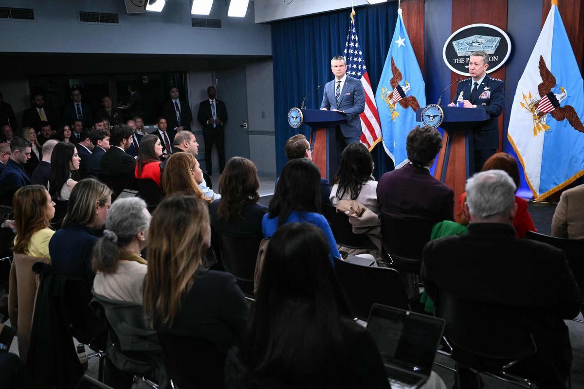 El secretario de Defensa de EE. UU., Pete Hegseth, y el presidente del Estado Mayor Conjunto, general Dan Caine, durante una rueda de prensa en el Pentágono en Washington, DC, el 19 de marzo de 2026 tras el ataque de Irán a la mayor planta de gas natural licuado del mundo en Qatar.