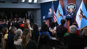 El secretario de Defensa de EE. UU., Pete Hegseth, y el presidente del Estado Mayor Conjunto, general Dan Caine, durante una rueda de prensa en el Pentágono en Washington, DC, el 19 de marzo de 2026 tras el ataque de Irán a la mayor planta de gas natural licuado del mundo en Qatar.
