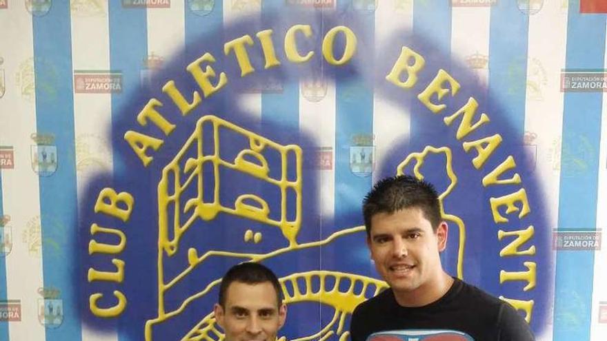 Javi Cala, con el presidente del club Álvaro Arias.