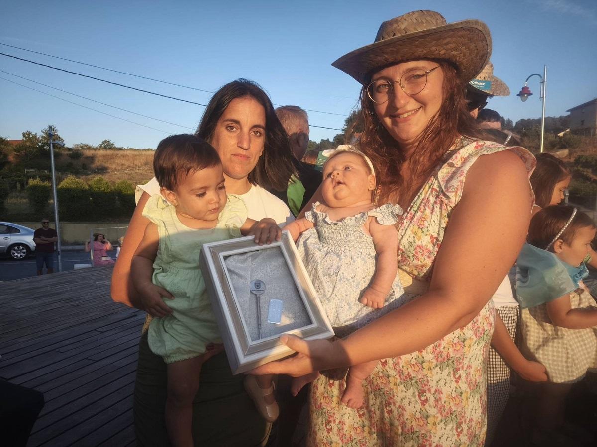 La pequeña Aria Santoro Oliveira, de dos meses, recibió la llave de la fiesta.