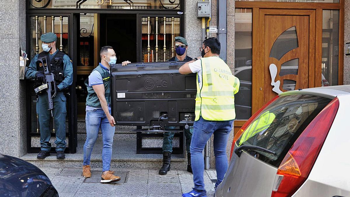 Agentes en un operativo relacionado con una banda que asaltaba viviendas. |   // BERNABÉ/JAVIER LALÍN