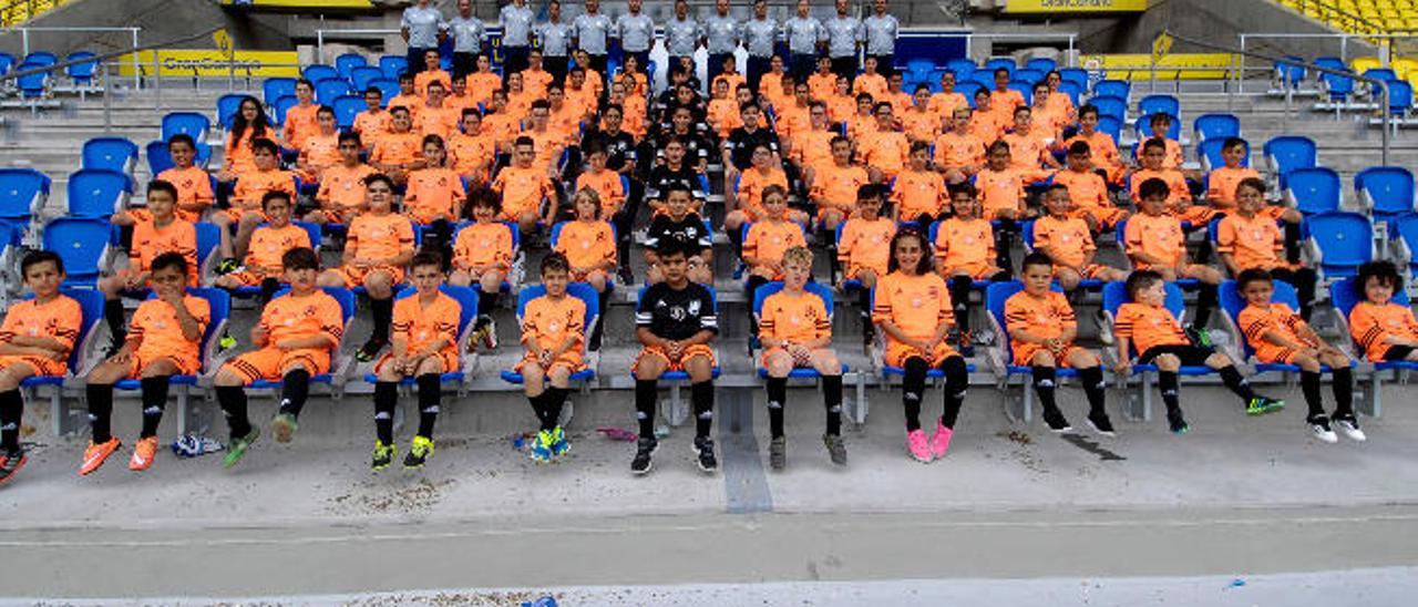 La cadena del Santos Las Palmas posa en las gradas del Estadio Gran Canaria.