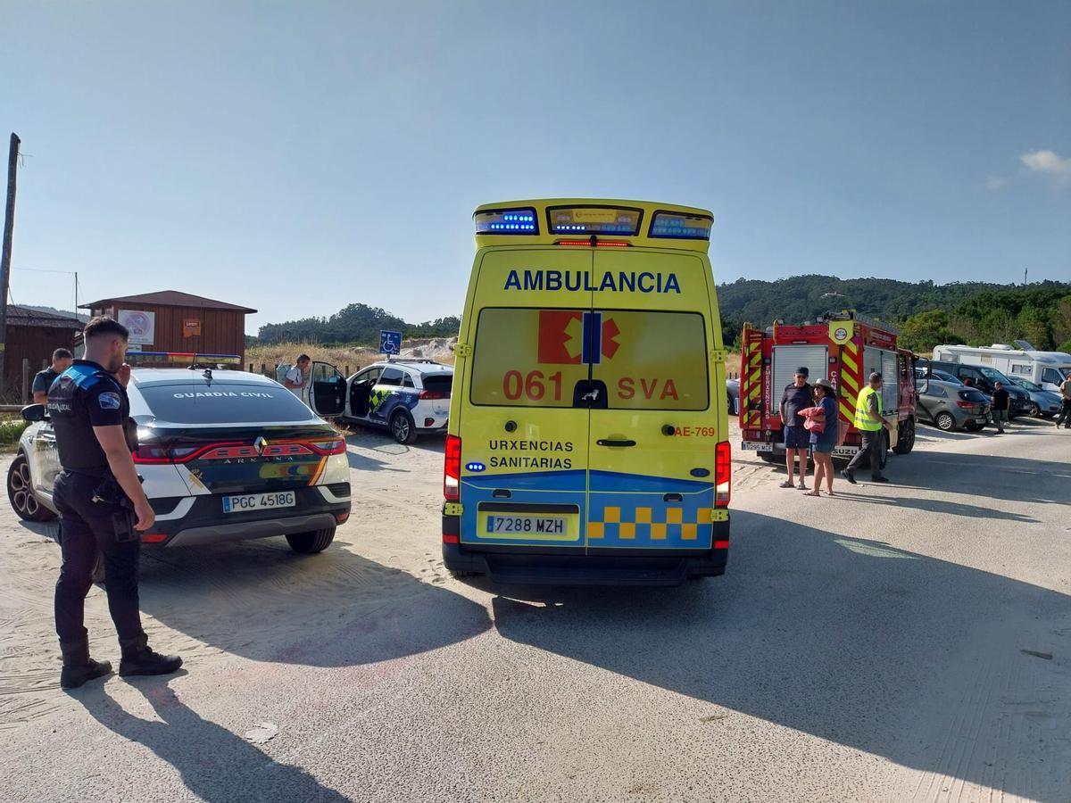 Los medios de emergencia trasladados ayer a la playa de Nerga para evacuar a una bañista.