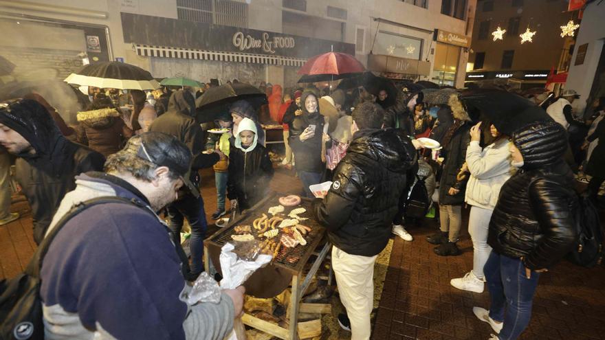 Miles de palmesanos desafían al mal tiempo y acuden a las plazas para la Revetla de Sant Sebastià