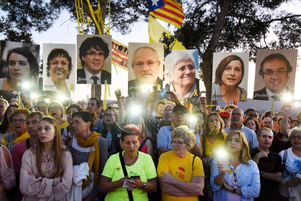 Una multitud omple Lledoners com mai en la vigília de 1-O