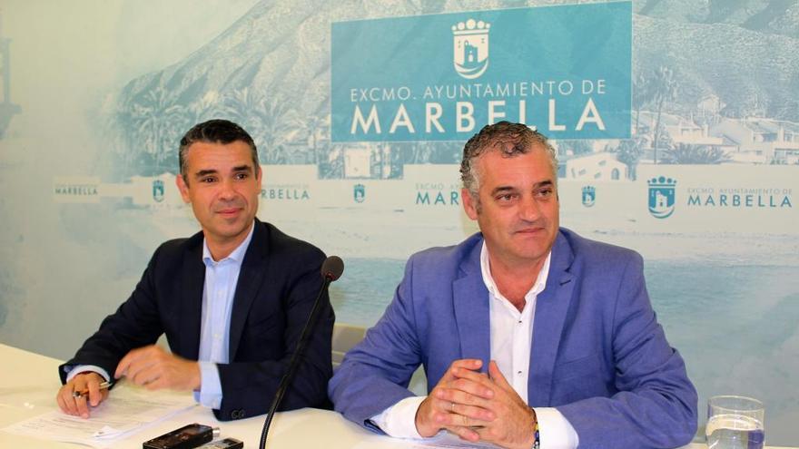 El alcalde de Marbella, José Bernal; y el consejero de Empleo, Javier Carnero.