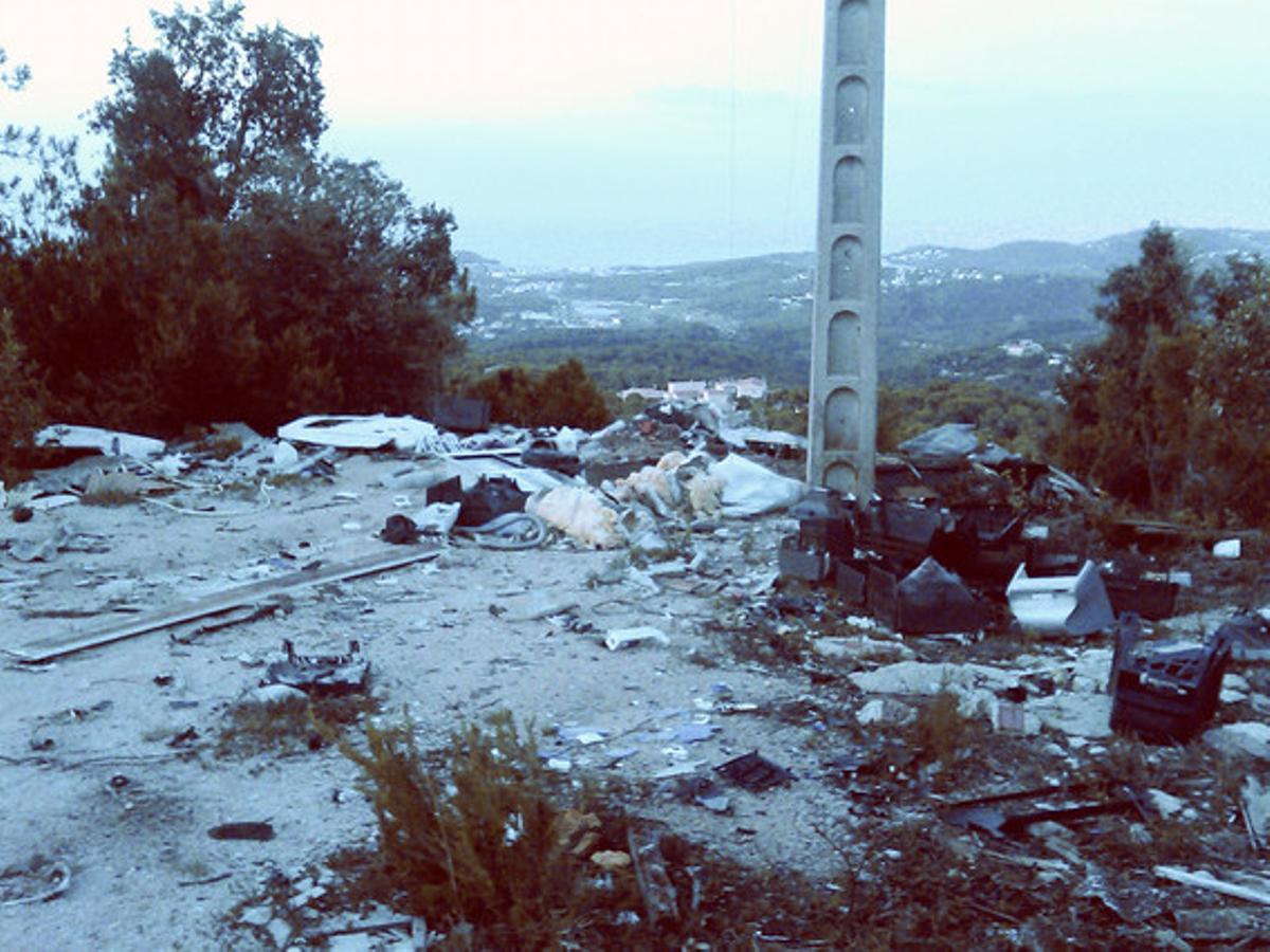 Abocador urbà en plena muntanya.Aquest és l’aspecte que presenta la muntanya de Lloret de Mar. A prop d’una urbanització, sembla que alguns veïns o visitants han decidit instal·lar un abocador de forma lliure i acumular en aquest petit tros de terra totes les seves escombraries. No entenc com la gent pot ser capaç de convertir la naturalesa en estat pur en un contenidor urbà sense pensar, ni per un segon, en les conseqüències que això pot tenir.