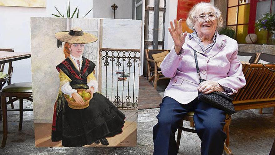 La artista Antonia Villaverde con uno de los cuadros de su última exposición, en el almacén &#039;concept store&#039;.