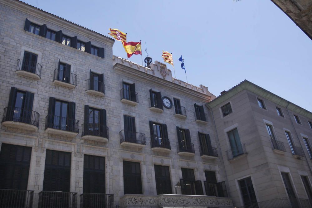 L'Ajuntament de Girona a primera hora, esperant l'arribada dels agents.